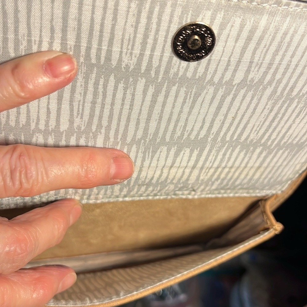 Francesca’s Small woven crossbody - Picture 3 of 9